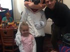 Fernando Scherer posa com a filha Brenda ao lado do Mickey