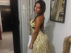 Andressa Ferreira usa vestido decotado nas costas