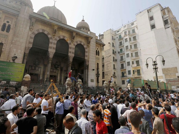 17/8 - Manifestantes anti-Morsi e policiais se reúnem do lado de fora da mesquita Al-Fath no Cairo. A mesquita se transformou em um necrotério para os corpos de manifestantes mortos (Foto: Louafi Larbi )