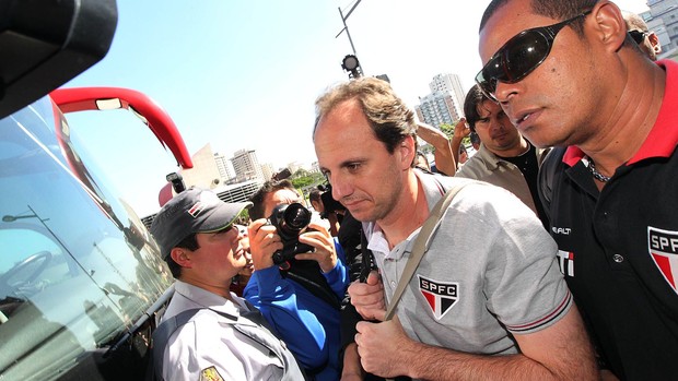 rogerio ceni desembarque são paulo (Foto: Willian Volcov/Brazil Photo Press/Estadão Conteúdo)