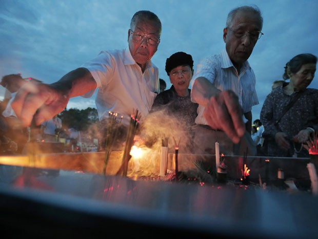 Japoneses acendem incensos em Hiroshima em cerimônia que lembrou o 67º aniversário da bomba lançada sobre a cidade em 6 de agosto de 1945  (Foto: Itsuo Inouye/AP)