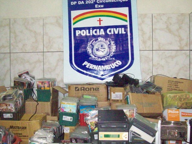 Polícia apreendeu CDs e DVDs piratas que eram produzidos e vendidos em Exu, PE (Foto: Divulgação / Polícia Civil)