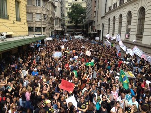 Professores da rede pública de educação votaram por unanimidade pela manutenção da greve. (Foto: Janaína Carvalho/G1)