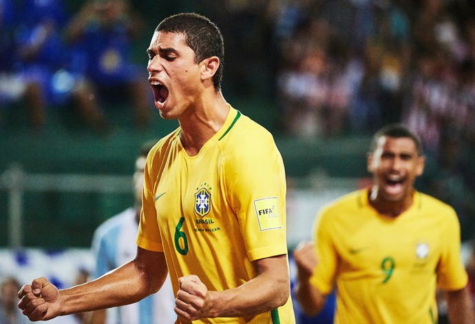 Lucão comemora o seu gol na vitória do Brasil na decisão das Eliminatórias (Foto: Lea Well / Divulgação / BSWW)