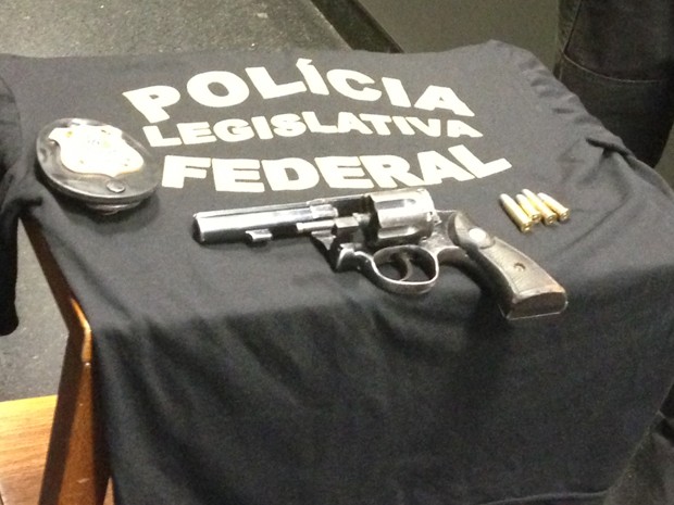 Arma utilizada por homem que atirou na Praça dos Três Poderes, em Brasília (Foto: Nathalia Passarinho/G1)