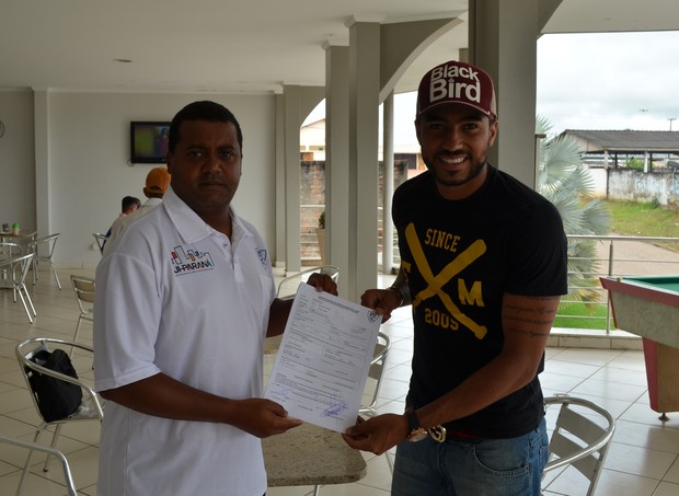 Klebinho assinou com Ji-Paraná (Foto: Roger Henrique)