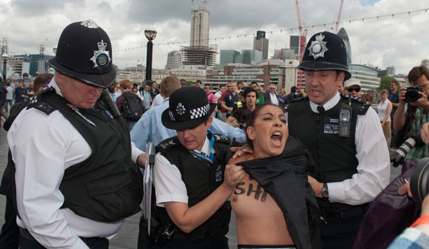 O motivo de o protesto ser realizado na capital britânica é que, segundo o Femen, esses regimes islâmicos têm o apoio do Comitê Olímpico Internacional. (Foto: Will Oliver/AFP)