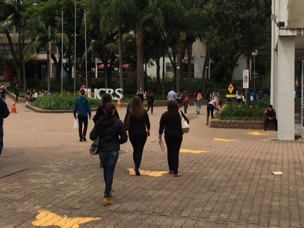 ENEM 2015 - DOMINGO (25) – PORTO ALEGRE (RS) – Estudantes chegam para prova na PUCRS (Foto: Hygino Vasconcellos/G1)