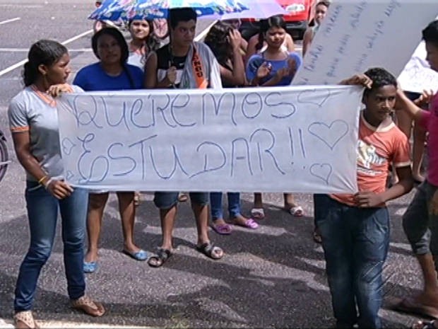 Alunos e professores protestaram contra situação na escola. (Foto: Reprodução/TV Liberal)