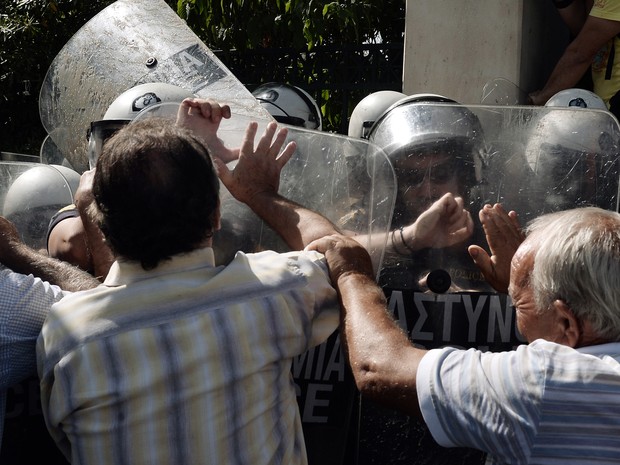 Pensionistas e policia grega entraram em confronto. (Foto: AFP)