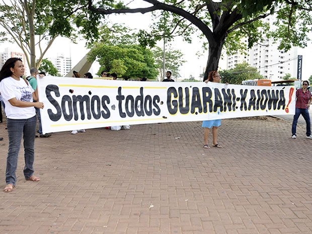 Protesto a favor de índios em Cuiabá (Foto: Tita Mara Teixeira/G1)