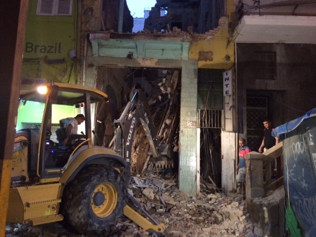 Retroescavadeiras retiram escombros de prédio que desabou  (Foto: Janaína Carvalho / G1)