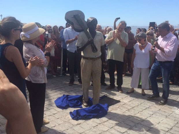 Estátua de Tom Jobim é inaugurada em Ipanema (Foto: Alba Valéria Mendonça / G1)