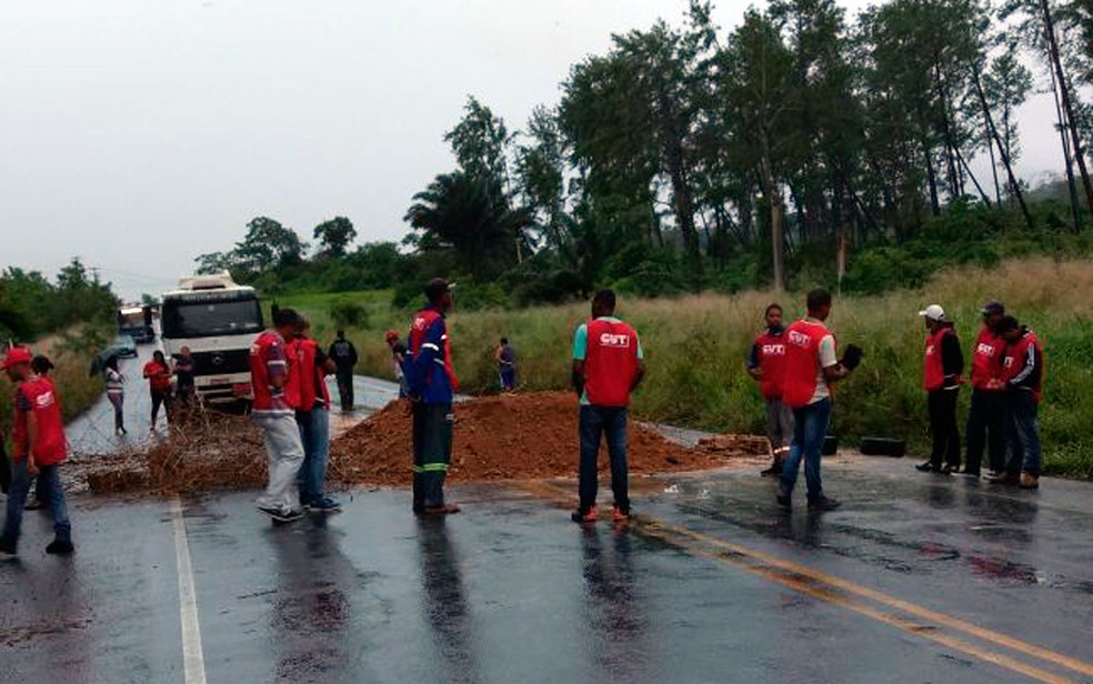 Manifestantes fecham pista em Madre de Deus, região metropolitana de Salvador, na manhã desta sexta-feira (Foto: Arquivo pessoal)