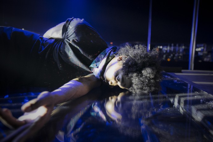 Zelito morre no chão da boate (Foto: Raphael Dias/Gshow)