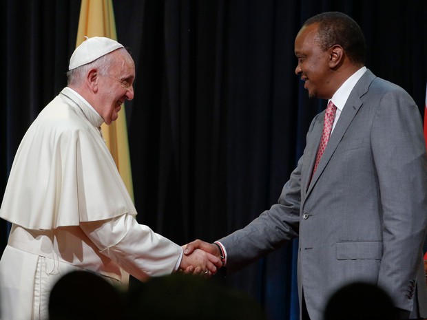 O Papa Francisco cumprimenta o presidente do Quênia, Uhuru Kenyatta, no primeiro dia de sua visita ao país, na quarta (25) (Foto: AP Photo/Andrew Medichini)