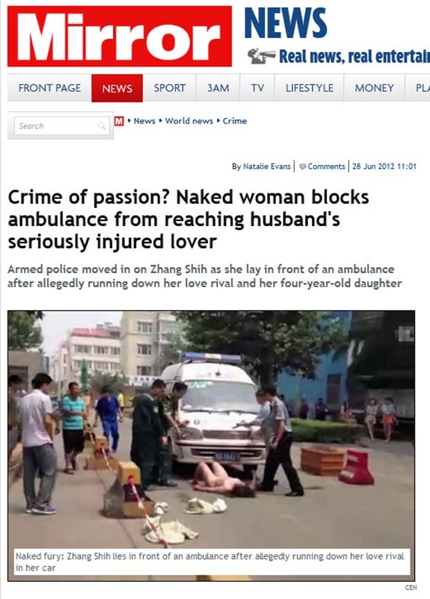 Chinesa ficou nua na frente de ambulância após atacar a amante de seu marido. (Foto: Reprodução)