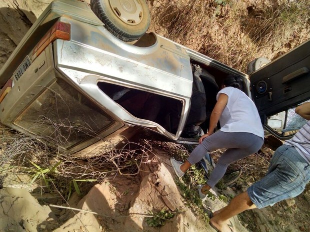 Motorista afirmou à PM que um pneu traseiro do veículo estourou. (Foto: Divulgação/Samu)