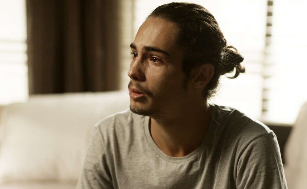Nicolau conta aos amigos da banda que está com câncer (Foto: TV Globo)
