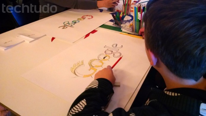 Garoto desenha as letras do Google como Neymar, David Luiz e Fred, respectivamente (Foto: TechTudo/Renato Bazan) Garoto desenha as letras do Google como Neymar, David Luiz e Fred, respectivamente (Foto: TechTudo/Renato Bazan)