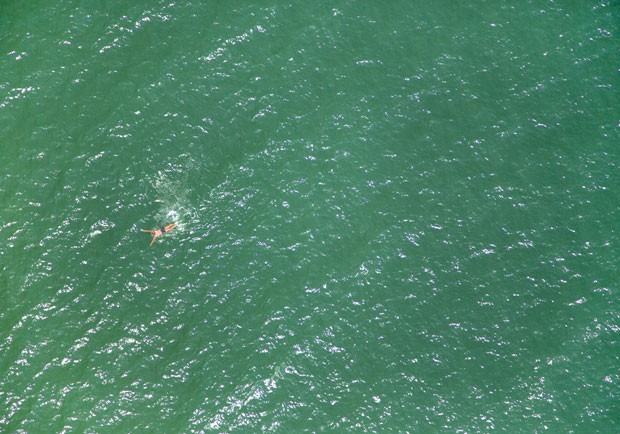 Banhista solitário na praia dos Hamptons, em Nova York (Foto: Gray Malin/Divulgação)
