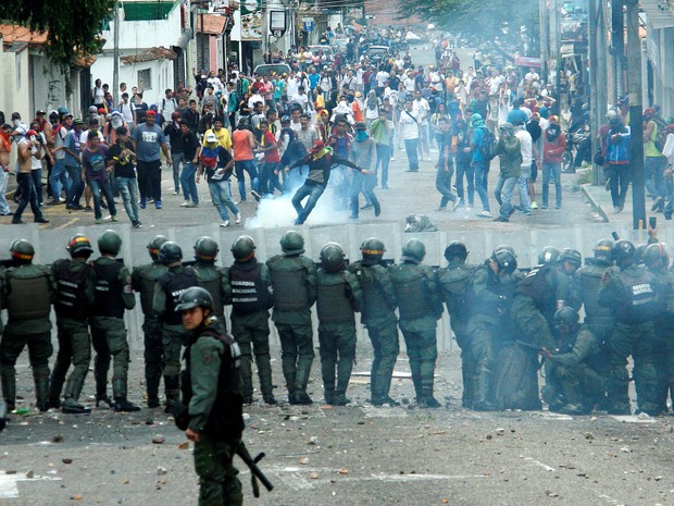 Manifestantes enfrentam a polícia nesta quarta-feira (26) em San Cristobal durante protesto pela realização do referendo que pode tirar o presidente Nicolás Maduro do poder (Foto: REUTERS/Carlos Eduardo Ramirez)