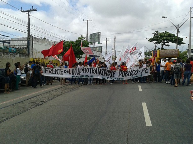 Manifestantes vão da sede do Consórcio à Secretaria das Cidades (Foto: Marina Barbosa/G1)