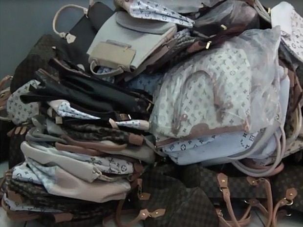 Bolsas falsificadas apreendidas pela polícia de Franca, SP (Foto: Reprodução EPTV)