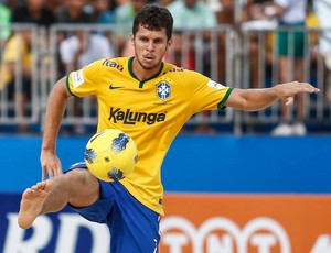 Fernando DDI, que marcou dois gols na partida contra a Argentina, domina e mostra habilidade na Copa Sul-Americana de futebol de areia  (Foto: Marcello Zambrana)