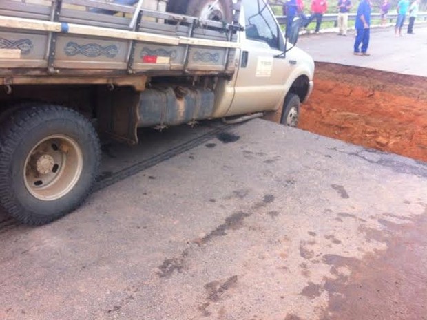 O solo cedeu na cabeceira de uma pontes que fica na TO-201, entre os municípios de Axixá do TO e Sítio Novo do TO (Foto: Airle Heringer Júnior/Arquivo Pessoal) O solo cedeu na cabeceira de uma pontes que fica na TO-201, entre os municípios de Axixá do TO e Sítio Novo do TO (Foto: Airle Heringer Júnior/Arquivo Pessoal)