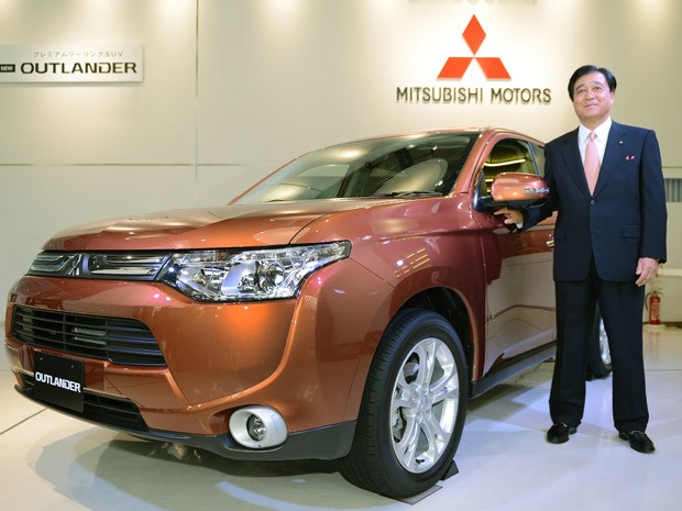 Presidente da Mitsubishi Motors, Osamu Masuko, mostra o novo Outlander (Foto: AFP)