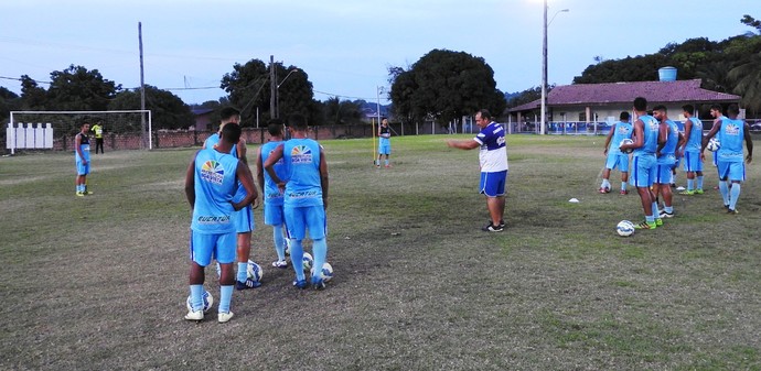 "Fogo amigo' par testar o trio de goleiros no treino desta segunda-feira (Foto: imagem/Tércio Neto)