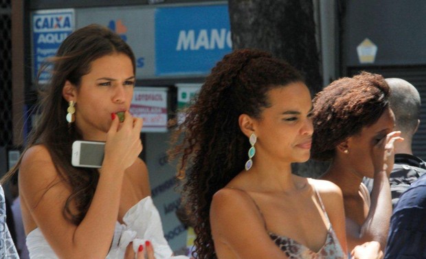 Bruna Marquezine e Lucy Ramos gravam "Salve Jorge" (Foto: Onofre Veras / AgNews)