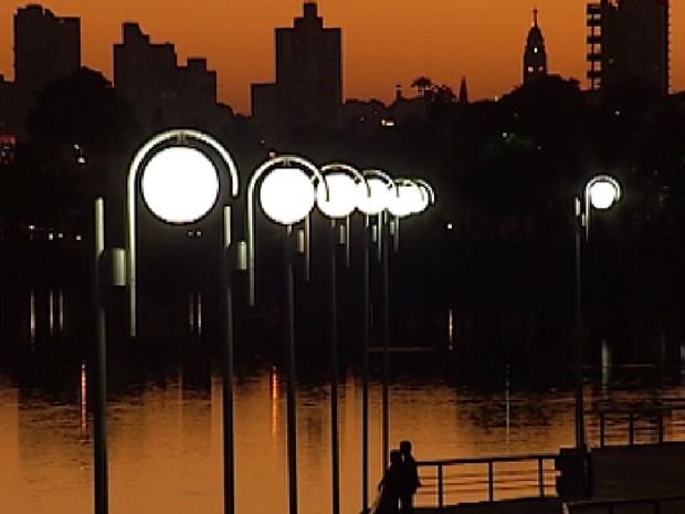 Iluminação pública ajuda a combater o crime e deixa cidade mais bonita (Foto: Reprodução / TV Tem)