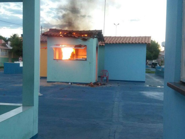 Quiosque pega fogo após explosão de botijão de gás na Bahia (Foto: Central Notícia/ Luciano Castro)