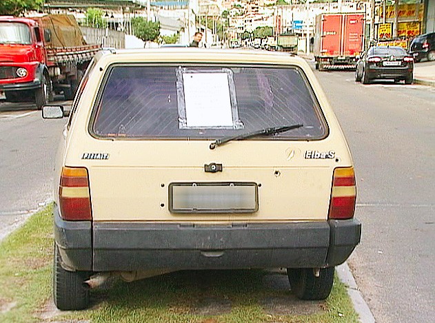 Carro foi usado por suspeitos durante perseguição. (Foto: Edjalma Chinelato /TV Gazeta) Carro foi usado por suspeitos durante perseguição. (Foto: Edjalma Chinelato /TV Gazeta)
