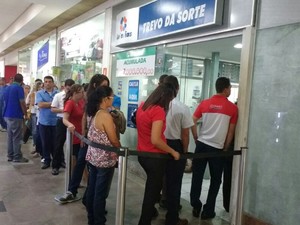 Loterias de Maceió registram longas filas durante a greve dos bancários (Foto: Marcio Chasgas/G1) Loterias de Maceió registram longas filas durante a greve dos bancários (Foto: Marcio Chasgas/G1)