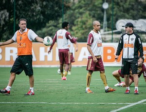 Técnico Cuca orienta jogadores durante treino no Atlético-MG (Foto: Bruno Cantini / Flickr do Atlético-MG)