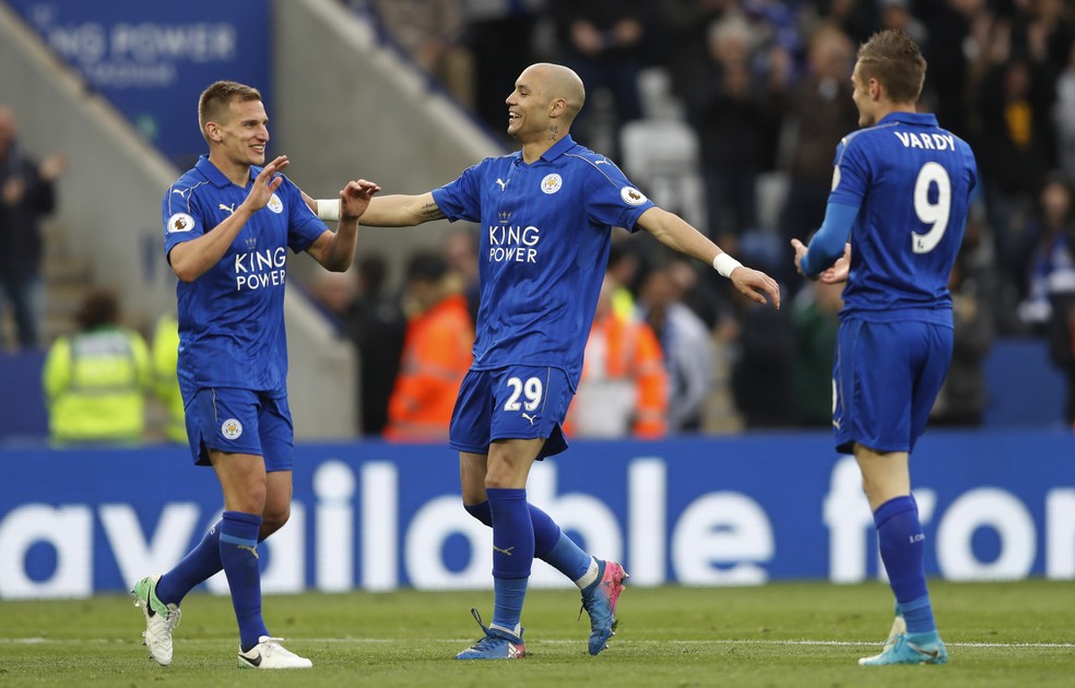 Marc Albrighton comemora com Benalouane  e Vardy o seu gol na vitória de 3 a 0 do Leicester sobre o Watford (Foto: Reuters)