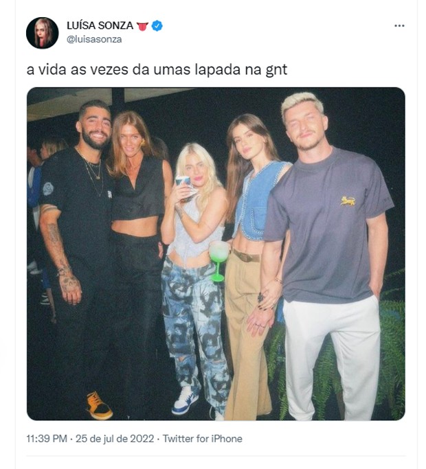 Luísa Sonza posa com casais Cintia Dicker e Pedro Scooby, e Camila Queiroz e Klebber Toledo (Foto: Reprodução/Twitter)