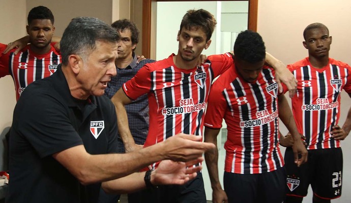 Osorio conversa com jogadores do São Paulo em preleção (Foto: Rubens Chiri / saopaulofc.net)