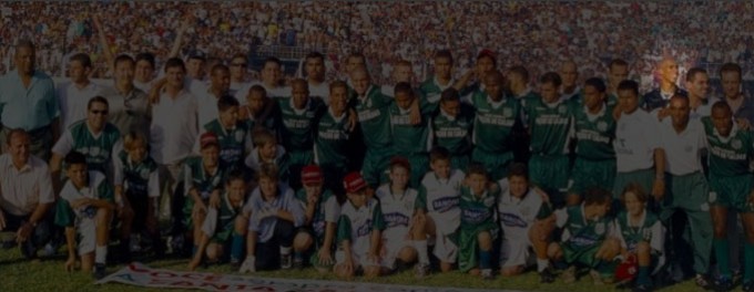 Gilberto aparece logo à direita em foto tirada no título de 2002 (Foto: Caldense / site oficial)