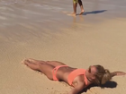 Britney Spears sensualiza de biquíni em vídeo na praia 