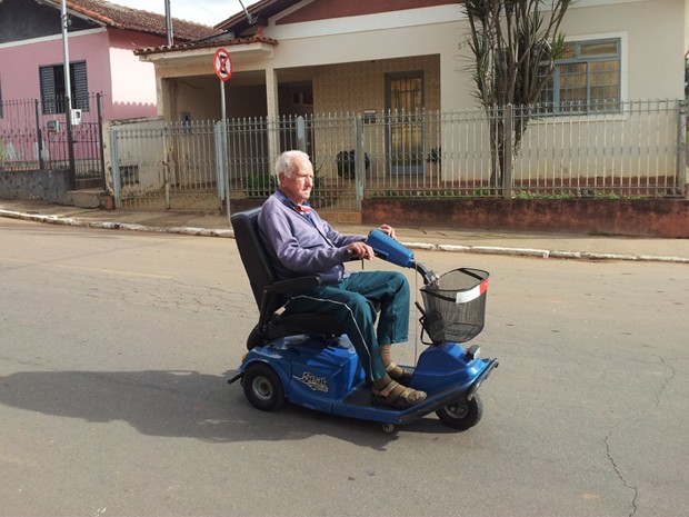 Pelegrino e o carrinho que ele usa para andar pela cidade. (Foto: Tiago Campos / G1)