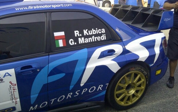 Carro de Robert Kubica e Giuliano Manfredi em rali na Itália (Foto: Reprodução/Twitter)