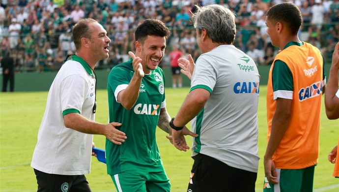 Jean Carlos comemora gol com técnico Gilson Kleina (Foto: Rosiron Rodrigues / Goiás E.C.)