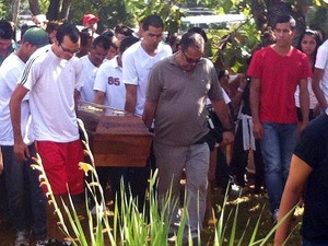 Enterro do corpo de Lucas Luz, de 15 anos, morto por frentista durante ato contra preço da gasolina (Foto: Mateus Rodrigues/G1) Enterro do corpo de Lucas Luz, de 15 anos, morto por frentista durante ato contra preço da gasolina (Foto: Mateus Rodrigues/G1)