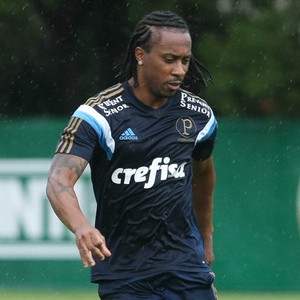 Oswaldo ganha tempo com Robinho, mas admite ansiedade por Arouca