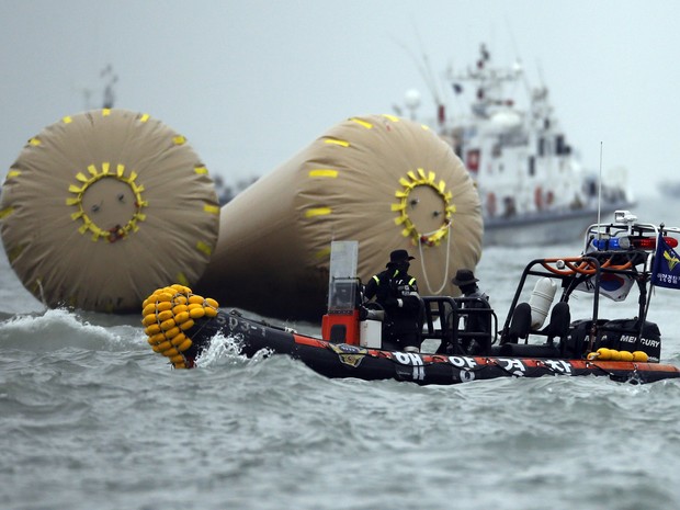 Equipes de resgate trabalham nas buscas de sobreviventes ao naufrágio na Coreia do Sul (Foto: Issei Kato/Reuters)