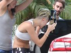 Miley Cyrus participa de ensaio em casa projetada por Oscar Niemeyer